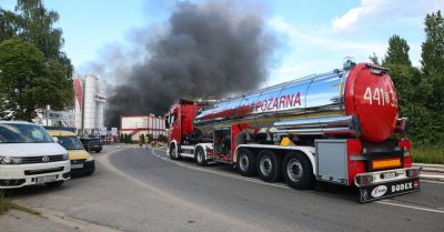 Pożar hali w Siemianowicach Śląskich opanowany; służby nie stwierdziły zanieczyszczeń wód