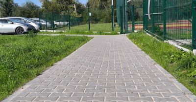 Dwa chodniki z nową nawierzchnią