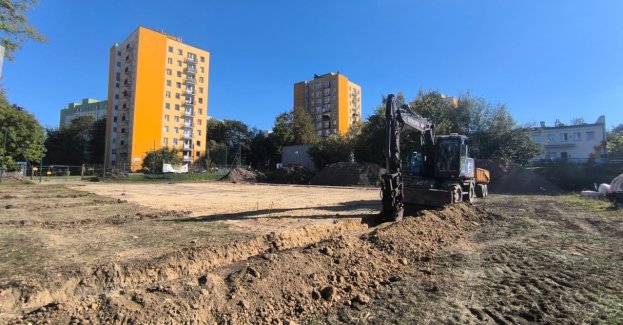 W Siemianowicach Śląskich rozpoczęła się budowa boiska wielofunkcyjnego przy Zespole Szkół Sportowych przy ul. Mikołaja 3. Obiekt ma być gotowy w grudniu.